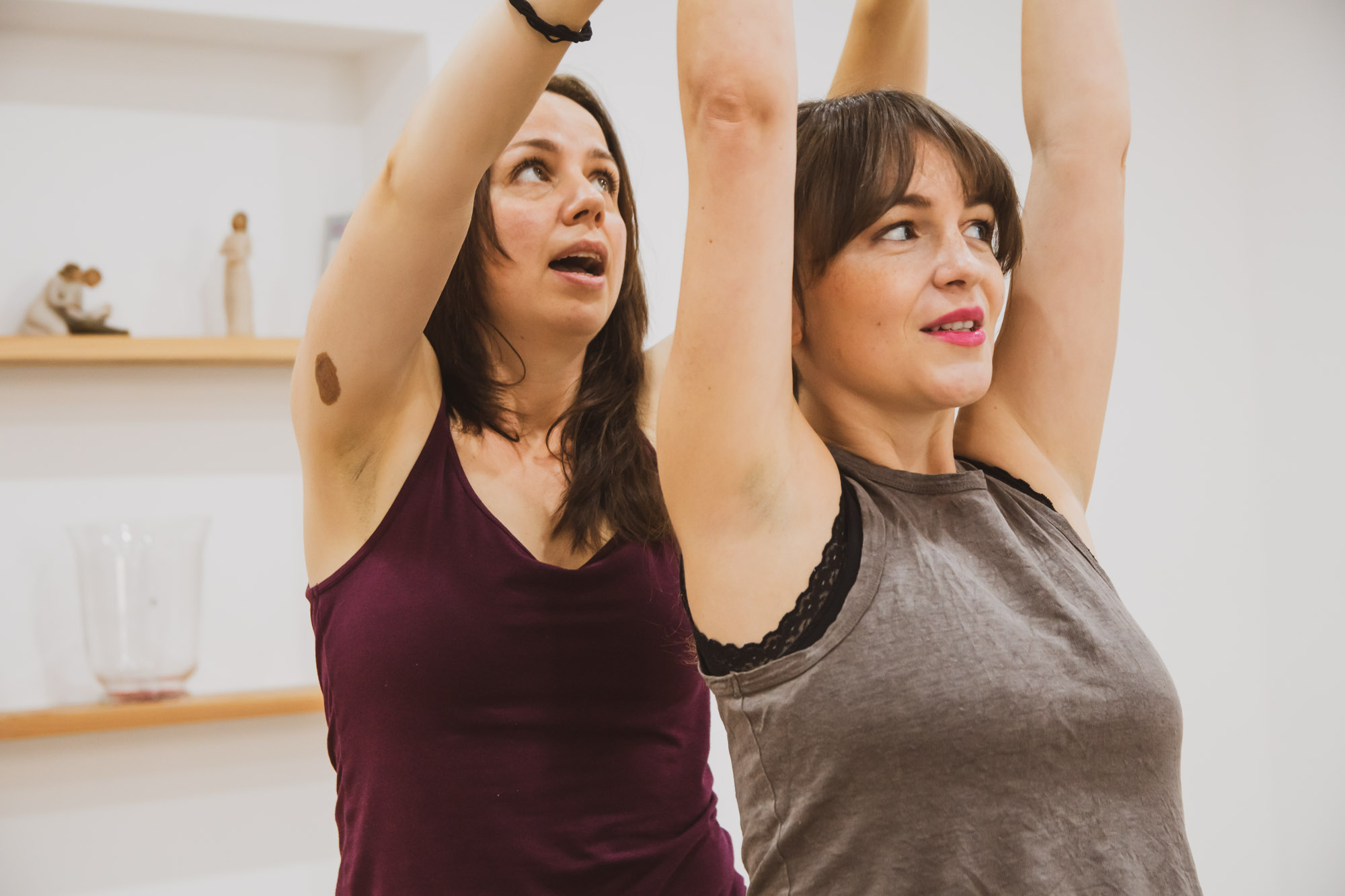 Sarah und eine Teilnehmerin bei einer gemeinsamen Yogaübung